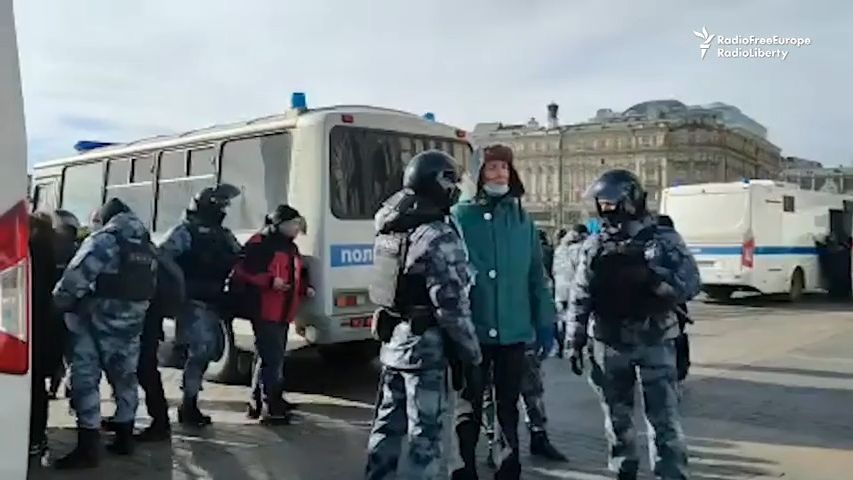 Video z ruských měst: Policie tvrdě zasáhla na protiválečných protestech